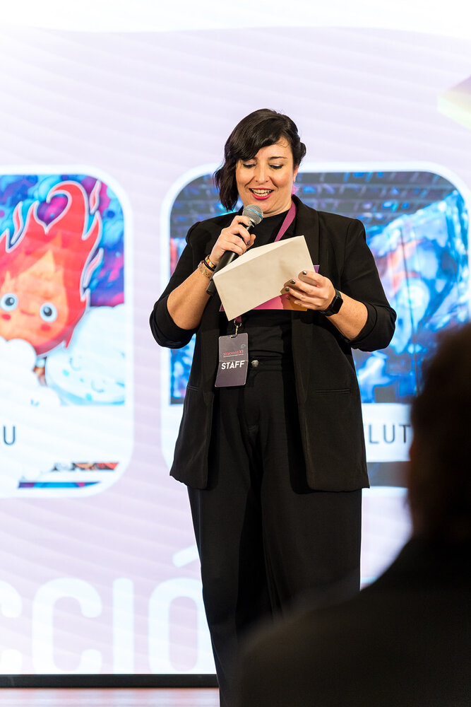 Celia speaking on stage at DescubreXR 2024